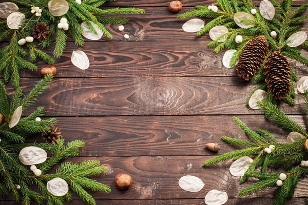 Karácsonyi fenyő ágak és dekorációk sötét fa háttér — Stock Fotó