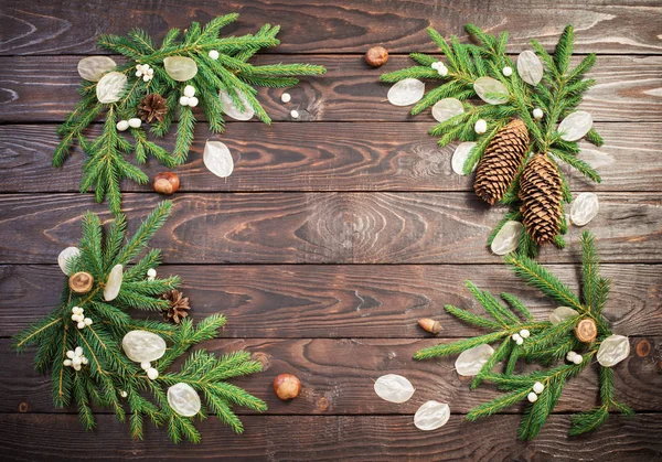 Ramas de abeto de Navidad y decoraciones sobre fondo de madera oscura —  Fotos de Stock