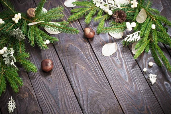 Ramas de abeto de Navidad y decoraciones sobre fondo de madera oscura —  Fotos de Stock