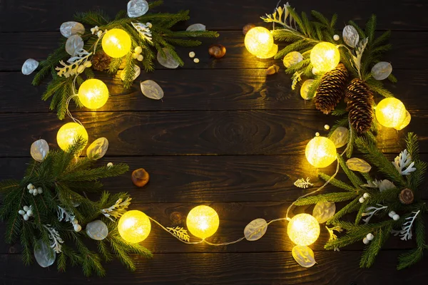 Decoraciones navideñas con luces sobre fondo de madera oscura —  Fotos de Stock