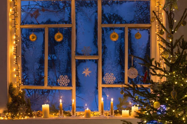 Decoraciones navideñas en ventana de madera vieja —  Fotos de Stock