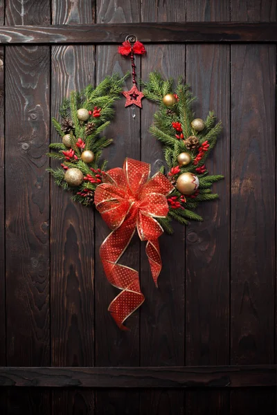 黑色木门上的圣诞花环 — 图库照片