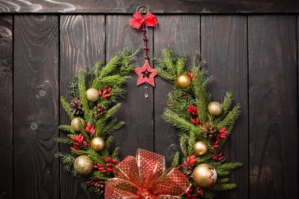 Vánoční věnec na tmavých dřevěných dveřích — Stock fotografie