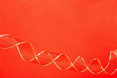 Kırmızı arkaplanda kırmızı ve altın kurdele