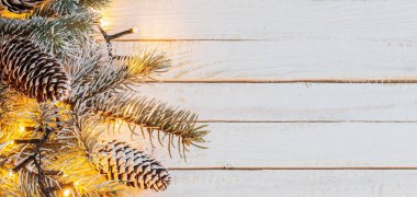 Tahta arka planda Noel çelengi