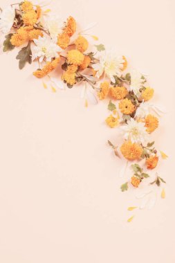 sarı kağıtta turuncu kasımpatı