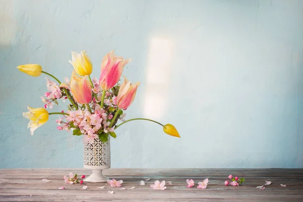 Bukiet Wiosennych Kwiatów Tle Stary Niebieski Ściana — Zdjęcie stockowe