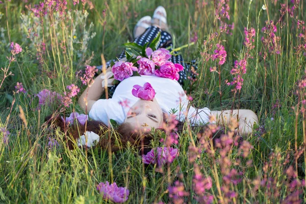 女孩在草地上与鲜花共舞 — 图库照片