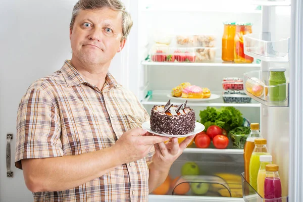 Hombres Maduros Refrigerador Con Comida —  Fotos de Stock