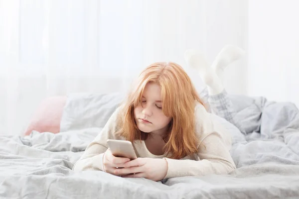 Smutná Teenager Dívka Chytrým Telefonem Posteli — Stock fotografie