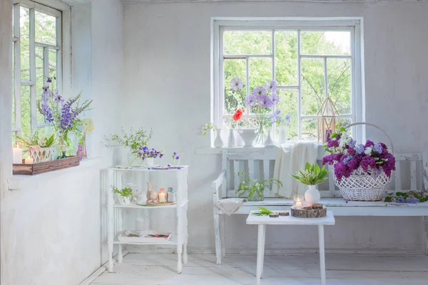 Weiße Vintage Interieur Mit Blumen — Stockfoto