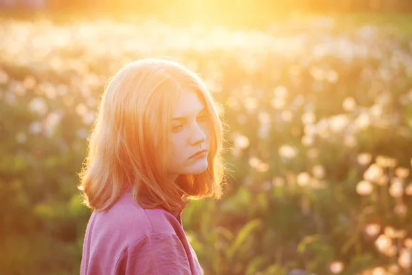 Bella Adolescente Ragazza Sfondo Denti Leone Prato Tramonto — Foto Stock