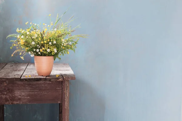 Bouquet Fleurs Sauvages Sur Une Vieille Table Bois — Photo