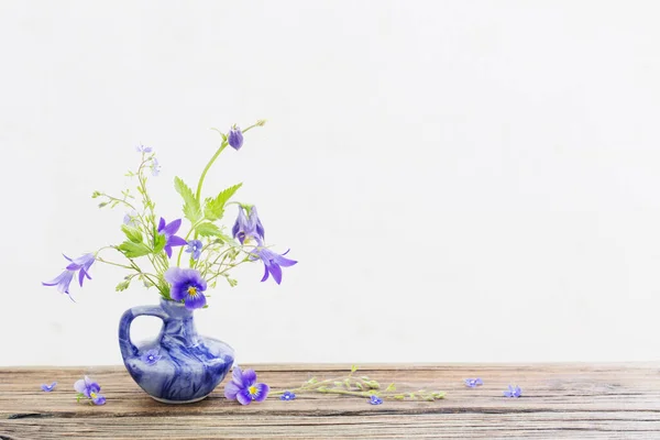 Letnie Kwiaty Niebieskim Dzbanku Starym Drewnianym Stole — Zdjęcie stockowe