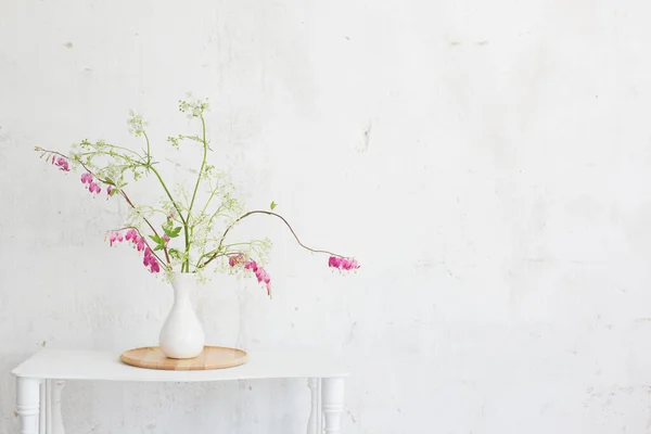 Bloemen Vaas Achtergrond Witte Muur — Stockfoto