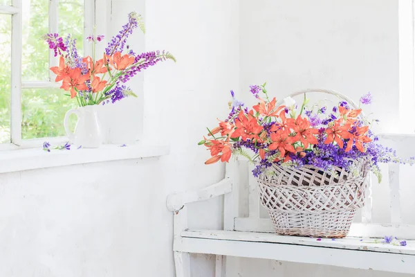 Flores Lírio Tremoço Interior Branco Vintage — Fotografia de Stock
