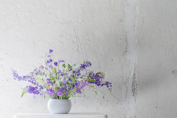 白色背景的蓝色和紫色夏季花束 — 图库照片