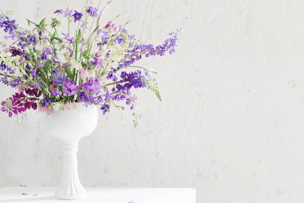 白色背景的蓝色和紫色夏季花束 — 图库照片