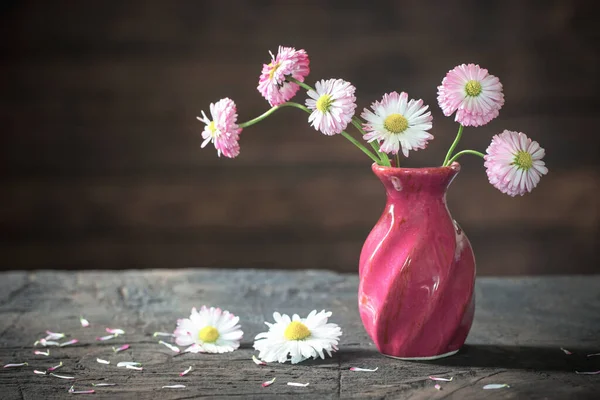 Fiori Vaso Rosa Fondo Legno Scuro — Foto Stock