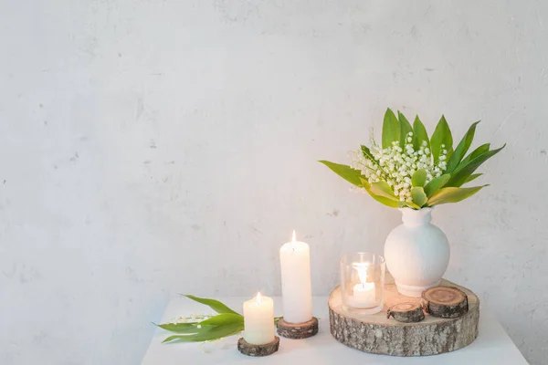 Lirio Del Valle Jarrón Con Velas Sobre Fondo Vieja Pared —  Fotos de Stock