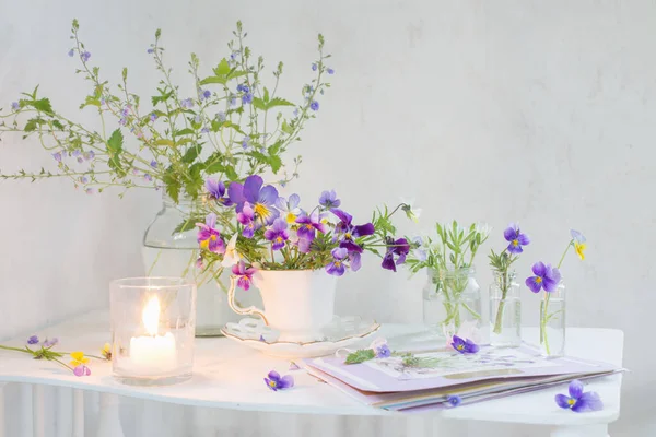 Flores Jarrones Estante Vintage Blanco Con Cuaderno Papel Hecho Mano — Foto de Stock