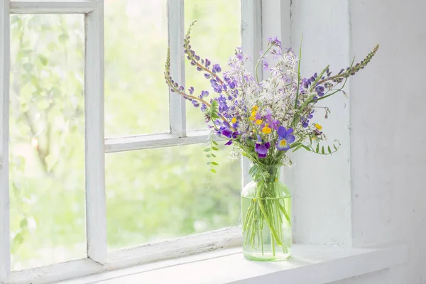 Beyaz Pencere Eşiğinde Vazodaki Yabani Çiçekler — Stok fotoğraf