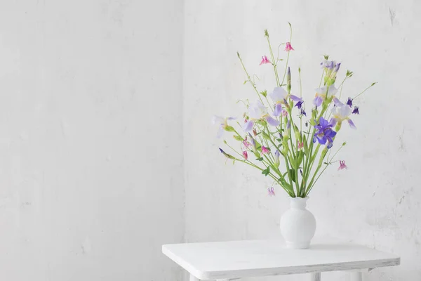 Flores Vaso Branco Interior Vintage Branco — Fotografia de Stock