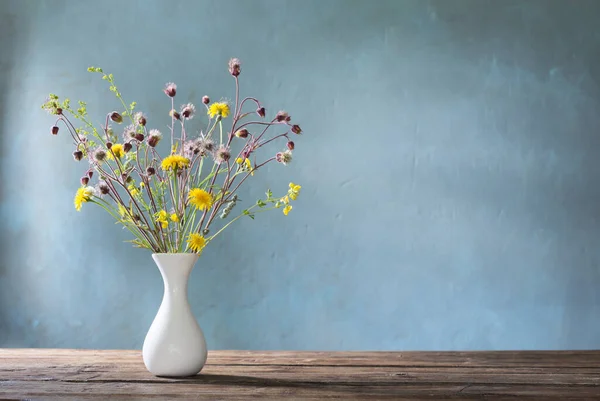 青い背景の野生の花の花束 — ストック写真