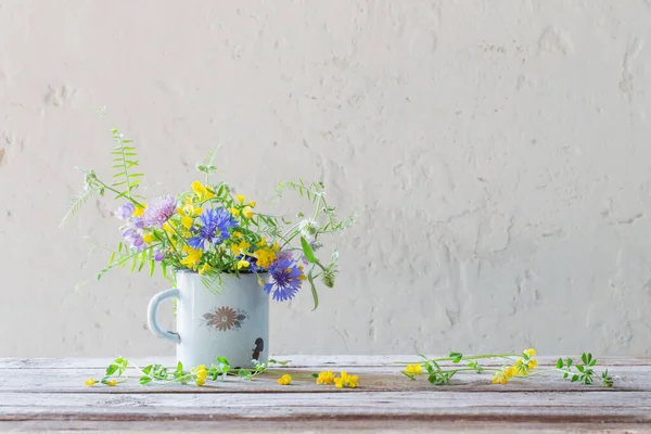 Beyaz Arka Planda Eski Bardakta Yaz Çiçekleri — Stok fotoğraf