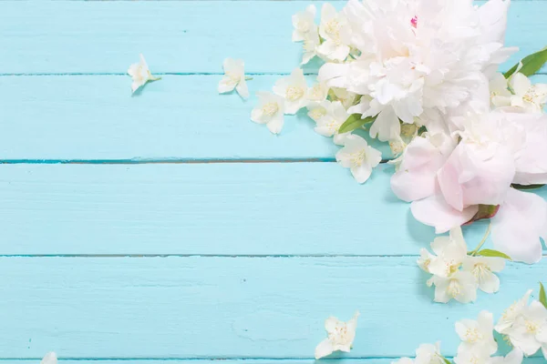 White Flowers White Wooden Background — Stock Photo, Image