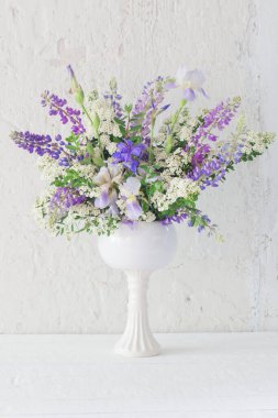 Beyaz arkaplanda beyaz vazo