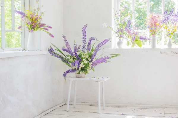Interior Vintage Blanco Con Flores — Foto de Stock