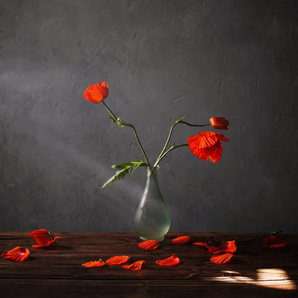 Amapolas Rojas Jarrón Sobre Mesa Madera —  Fotos de Stock