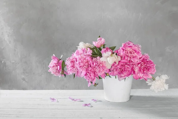 Strauß Von Rosa Und Weißen Pfingstrosen Auf Hintergrund Alte Wand — Stockfoto