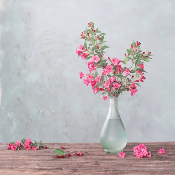 Fiori Weigela Vaso Vetro Tavolo Legno — Foto Stock