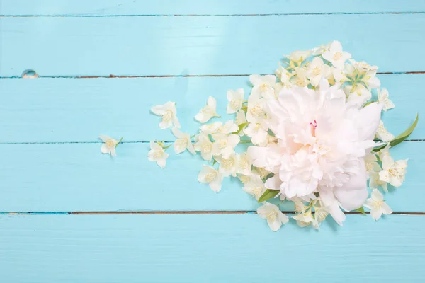Weiße Blumen Auf Weißem Holzhintergrund — Stockfoto