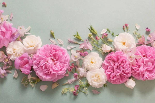 Kağıt Arkaplanda Pembe Beyaz Güller — Stok fotoğraf