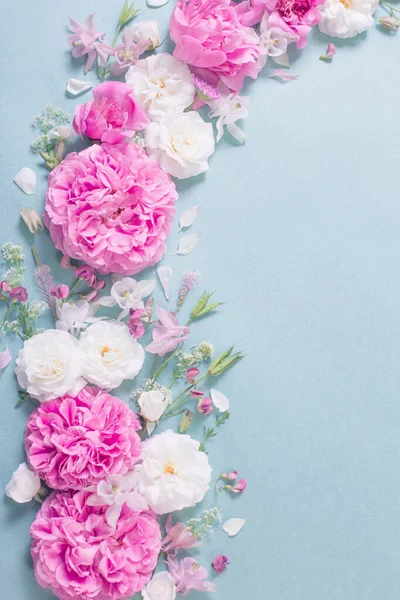 紙の背景にピンクと白のバラ — ストック写真