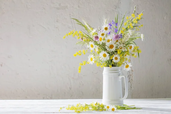 Květiny Bílém Džbánu Bílém Pozadí — Stock fotografie