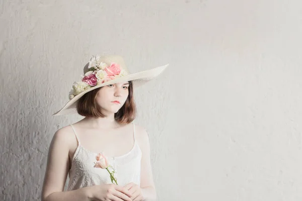 Beautiful Girl Straw Hat Summer Flowers — Stock Photo, Image