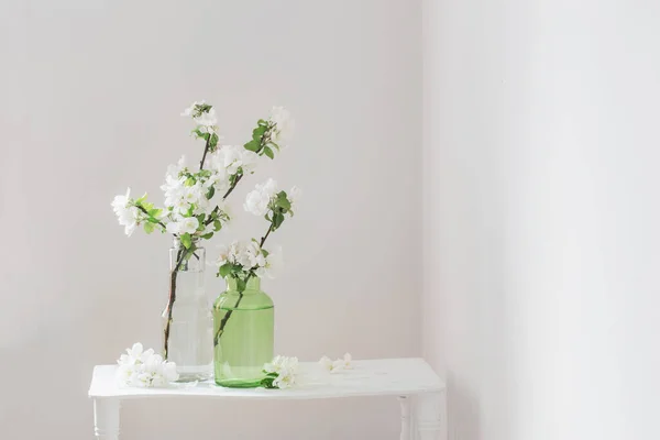 白い内装のガラス花瓶にりんごの花 — ストック写真