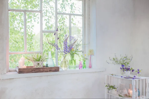 Weiße Vintage Interieur Mit Blumen — Stockfoto