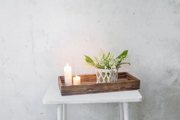 Lelie Van Vallei Vaas Met Brandende Kaarsen Achtergrond Oude Witte — Stockfoto