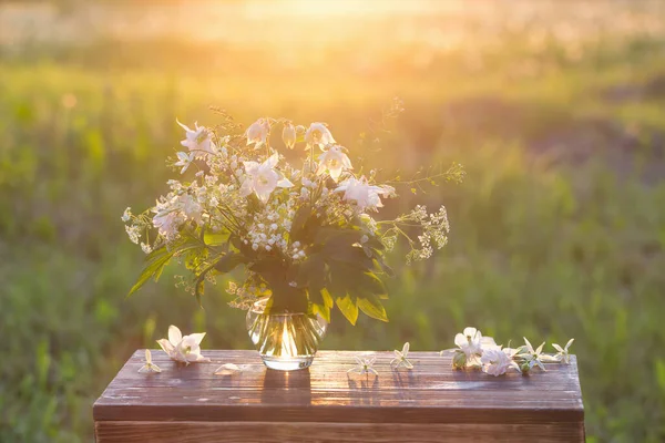 Buquê Flores Verão Vaso Vidro Luz Solar Livre — Fotografia de Stock