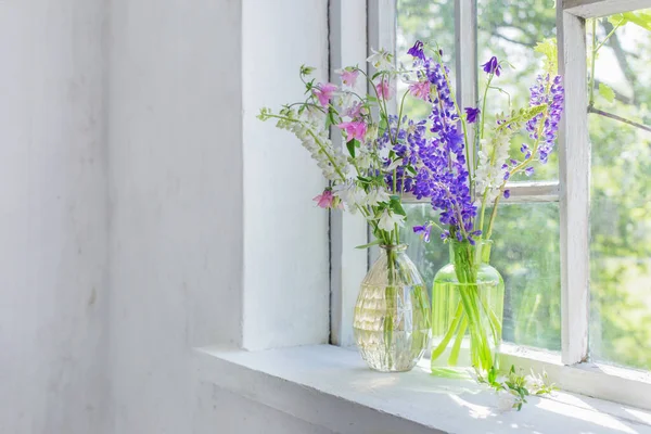 Fiori Estivi Vaso Sul Davanzale Della Finestra Alla Luce Del — Foto Stock