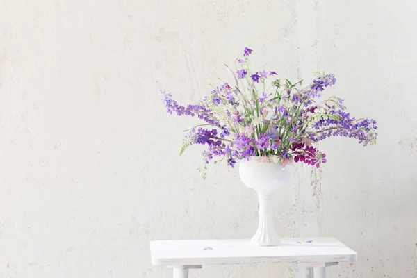 Bouquet Estivo Colori Blu Viola Sfondo Bianco — Foto Stock