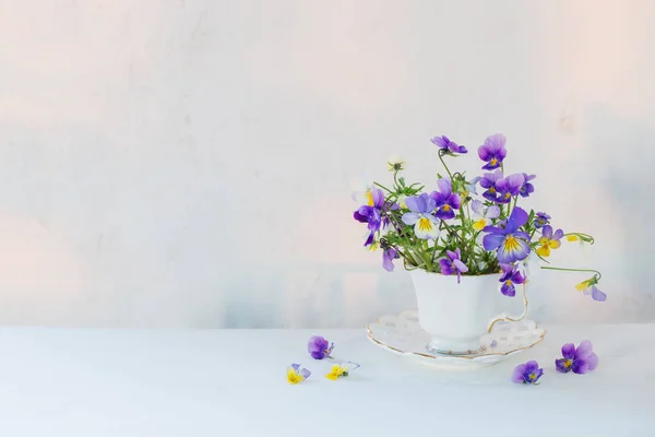 Fleurs Alto Tasse Blanche Sur Fond Blanc — Photo