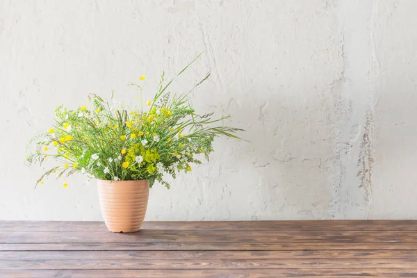 Bouquet Wild Flowers Background White Wall — Stock Photo, Image