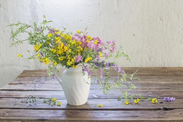 Yaz Çiçekleri Eski Ahşap Masada — Stok fotoğraf