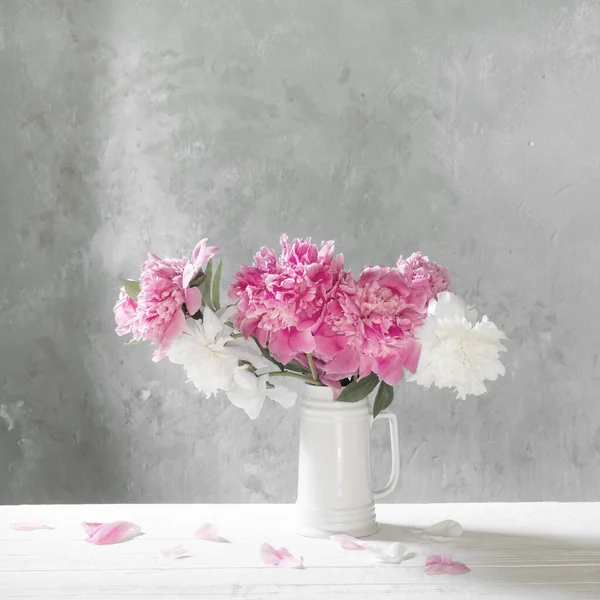 Ramo Peonías Rosadas Blancas Sobre Fondo Pared Vieja —  Fotos de Stock